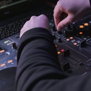DJ泪俊-【Muse Club】丹麦男声 旋律电子 Fly Project Vs DjSanny J Ft Ice Mc Raisa Move It ElectroBounce
